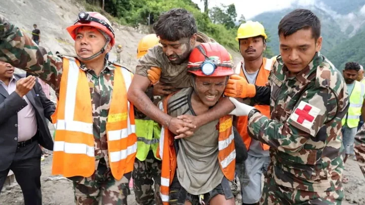 নেপালে বন্যা: সুড়ঙ্গে যেভাবে ৯ দিন বেঁচে ছিলেন দুই জলবিদ্যুৎকর্মী