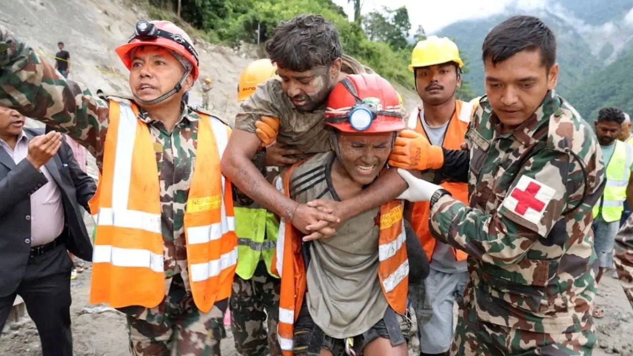 নেপালে বন্যা: সুড়ঙ্গে যেভাবে ৯ দিন বেঁচে ছিলেন দুই জলবিদ্যুৎকর্মী