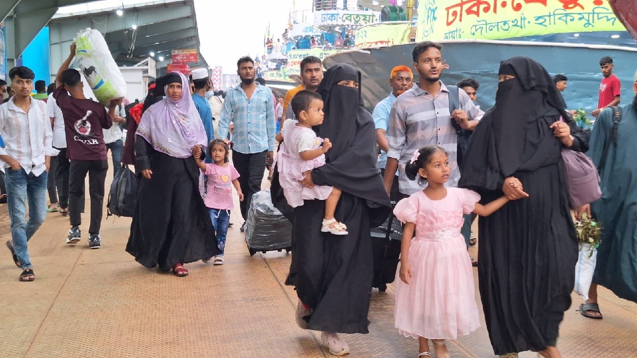 সদরঘাট লঞ্চ টার্মিনালে শিশুদের হাত ধরে নিয়ে যাচ্ছেন অভিভাবকেরা