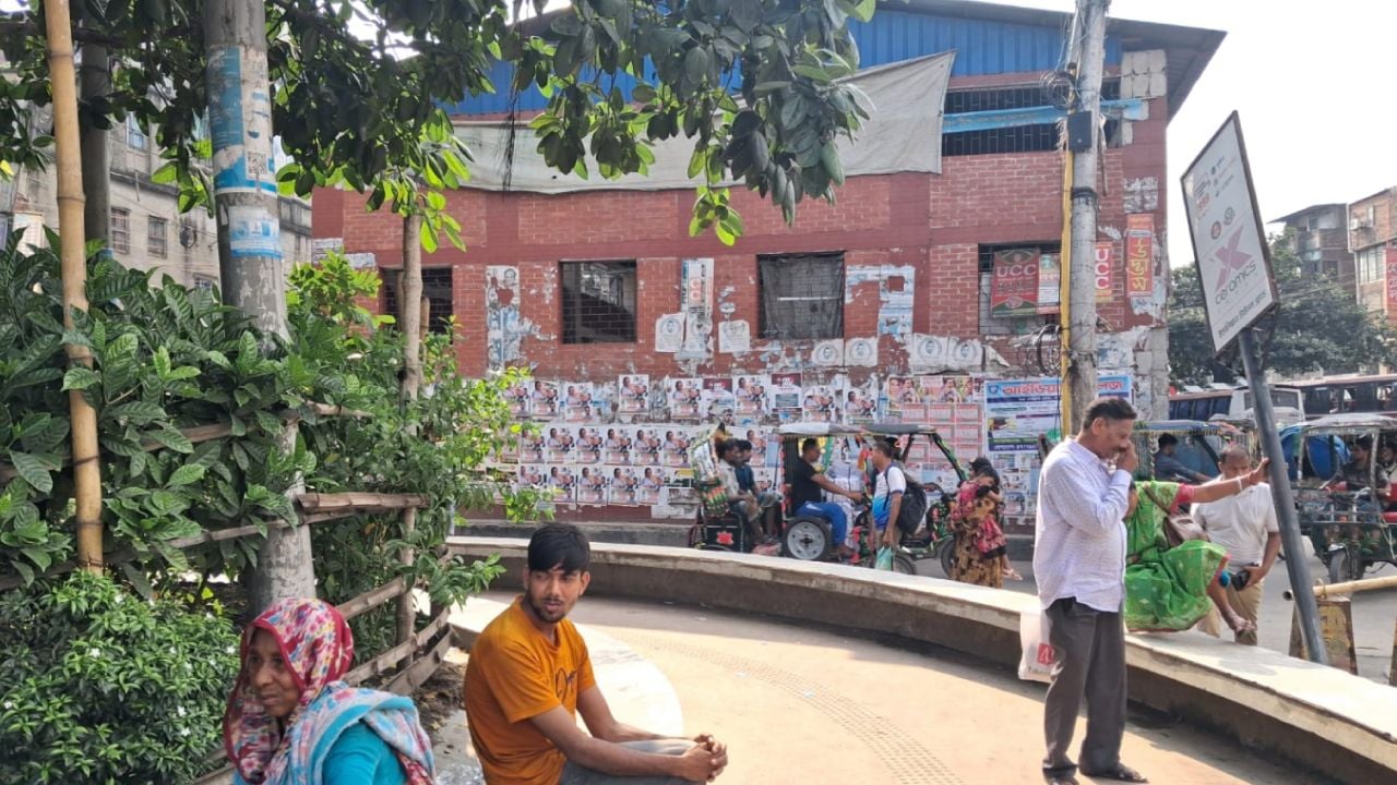 পার্কের পাশে থাকা ময়লার ডাম্পিং স্টেশনের দুর্গন্ধে অতিষ্ঠ বিশ্রামরত পথচারীরা। ছবি: সিজেডএন টোয়েন্টিফোর