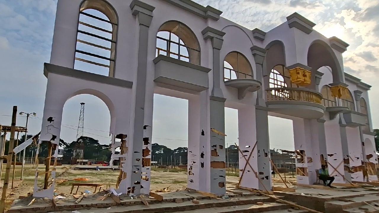 আন্দোলনের দ্বিতীয় দিনে এশিয়া আন্তর্জাতিক বাণিজ্য মেলার গেটে ভাঙচুর চালিয়ে ক্ষোভ প্রকাশ করেন শেরেবাংলা কৃষি বিশ্ববিদ্যালয়ের শিক্ষার্থীরা। ছবি: সিটিজেন জার্নাল টোয়েন্টিফোর