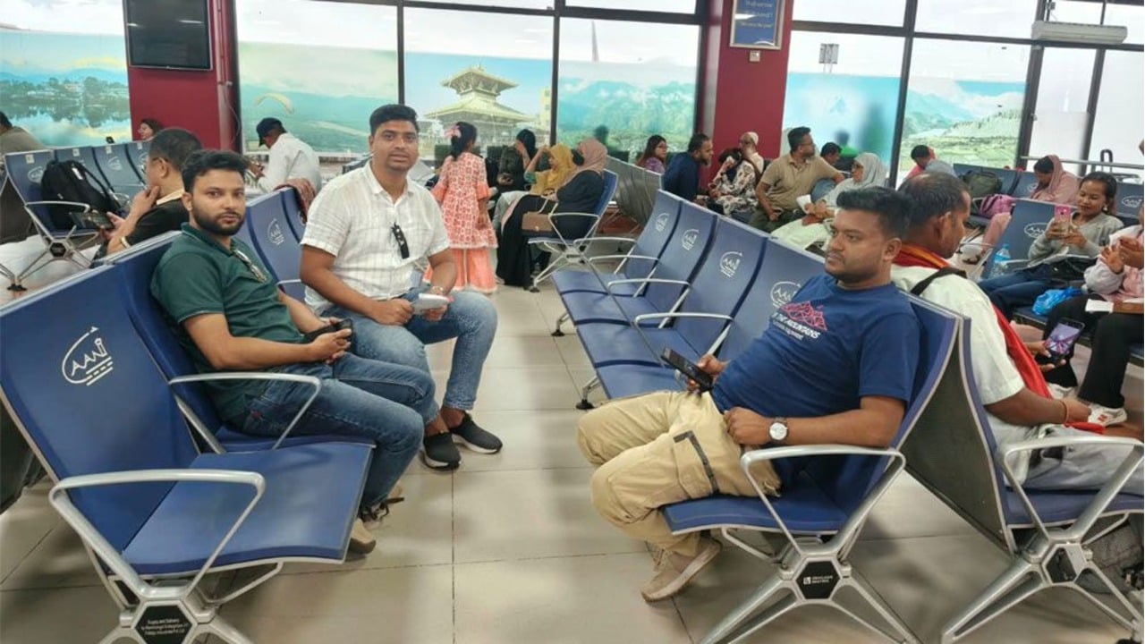 যান্ত্রিক ত্রুটিতে কাঠমান্ডুতে আটকা বিমানের ১২৭ যাত্রী