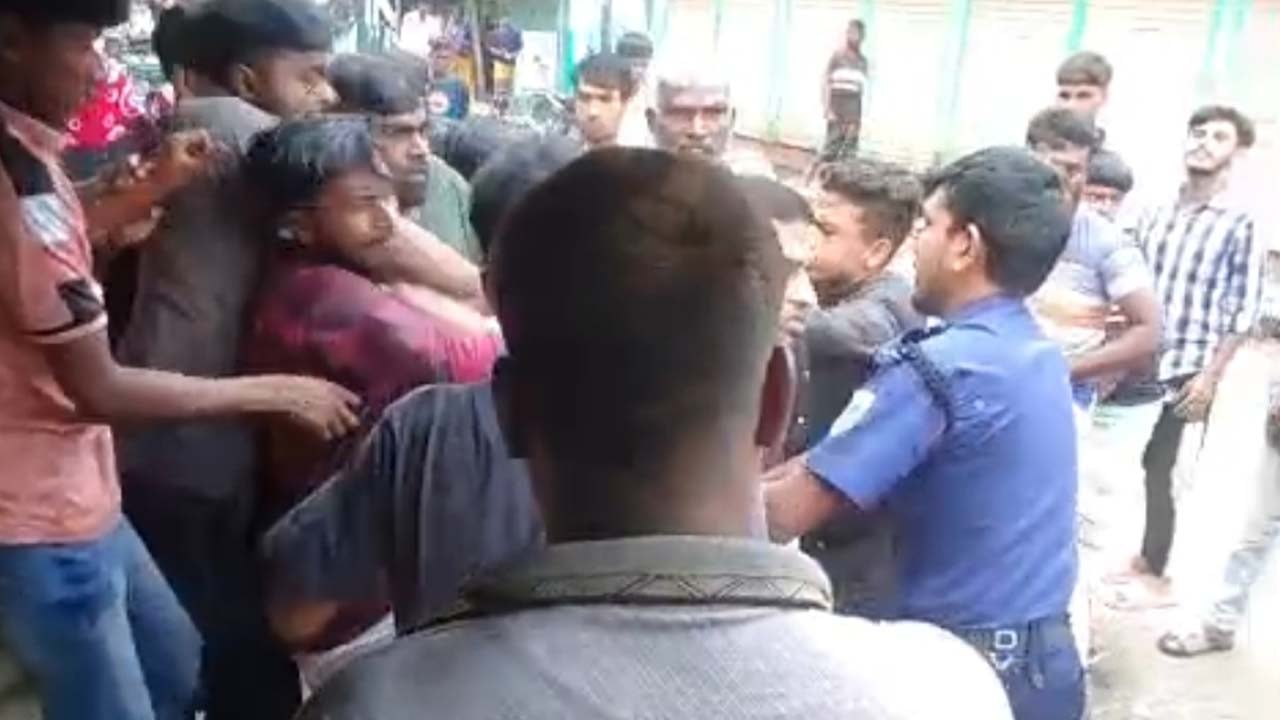 পুলিশের কাছ থেকে যুবলীগ নেতা ছিনিয়ে নিলেন নেতাকর্মীরা