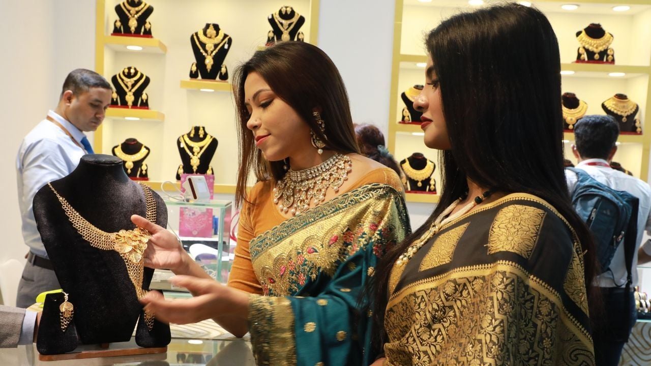 কমানোর পর আজ যে দামে বিক্রি হচ্ছে স্বর্ণ