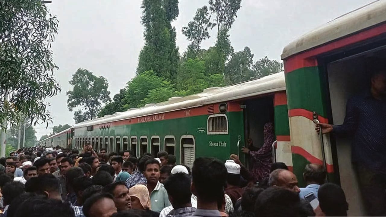 সিরাজগঞ্জে ট্রেন লাইনচ্যুত, ঢাকার সঙ্গে উত্তরাঞ্চলের রেল যোগাযোগ বন্ধ
