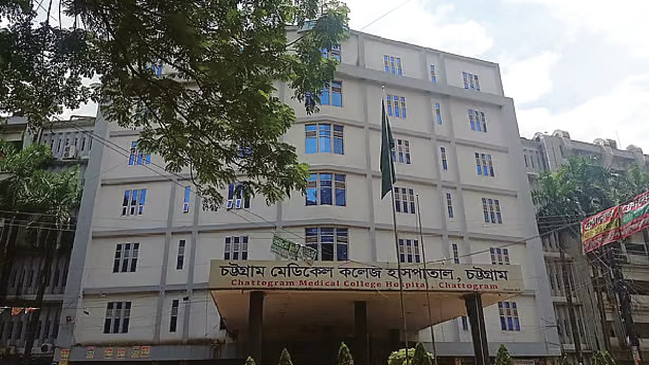 চট্টগ্রামে ইন্টার্ন চিকিৎসকদের অনির্দিষ্টকালের কর্মবিরতি শুরু