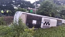 শের-ই-বাংলা মেডিকেল কলেজ শিক্ষার্থীদের বাস খাদে, আহত ২০