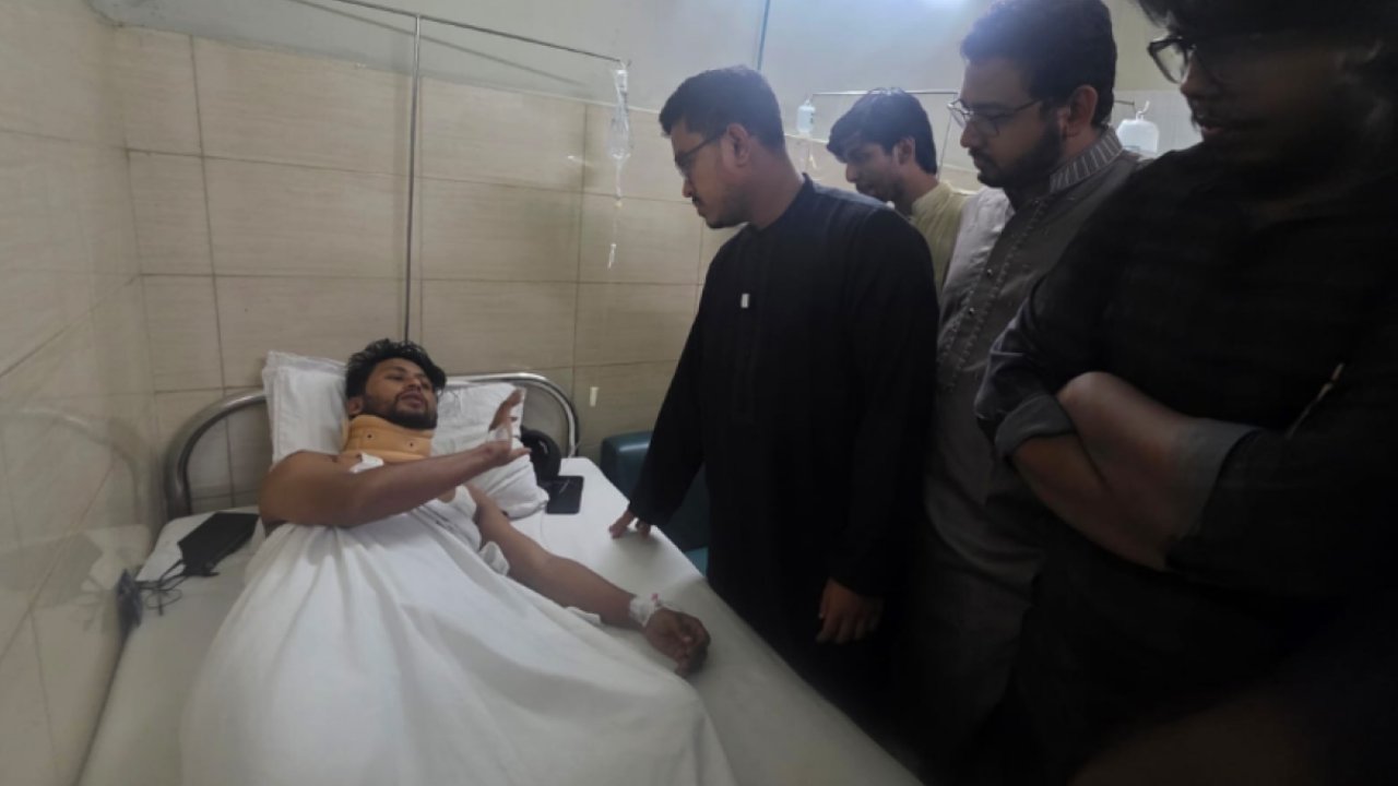 জবিতে হামলায় আহতদের দেখতে হাসপাতালে ডাকসু নেতারা