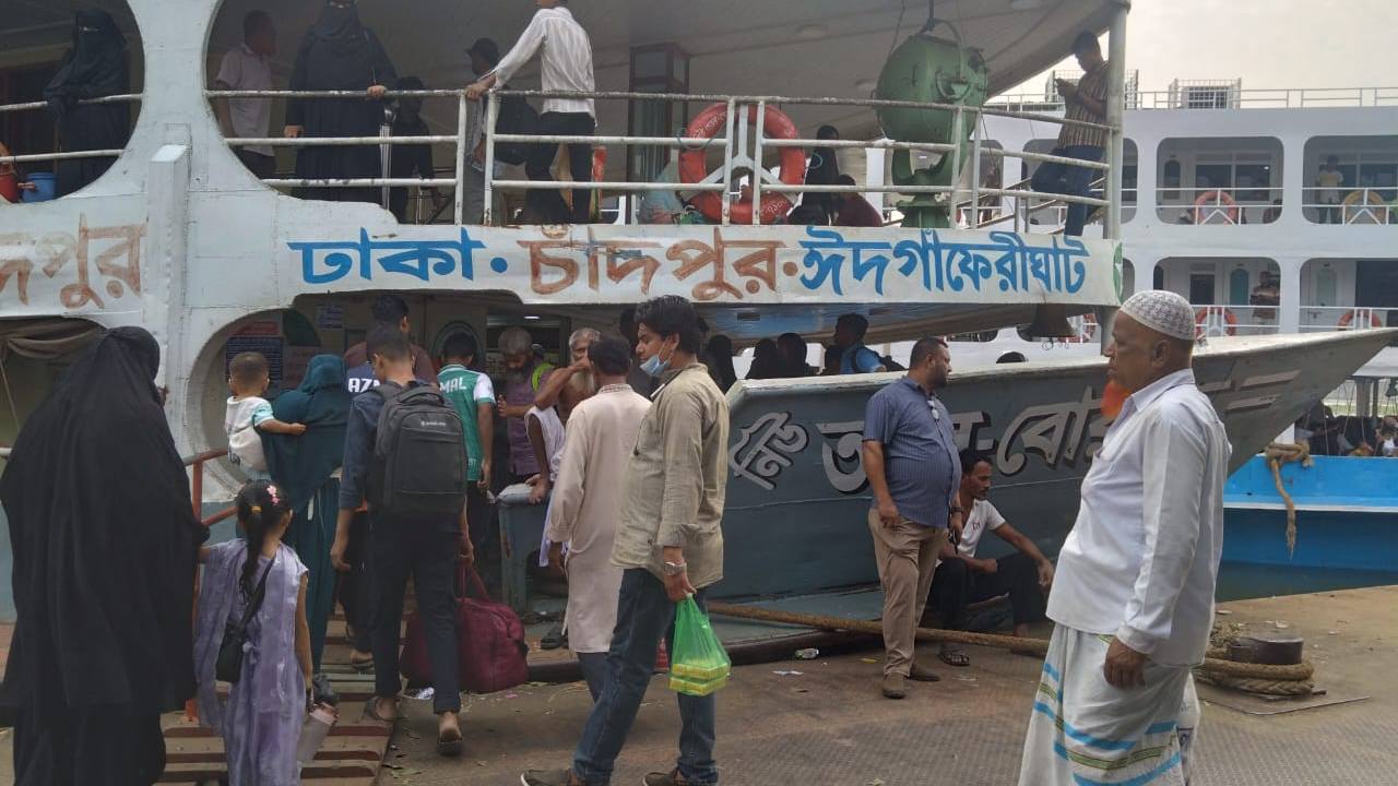 যাত্রীদের ভিড় অনেক কম দেখা গেছে। ছবি: সিজেডএন টোয়েন্টিফোর
