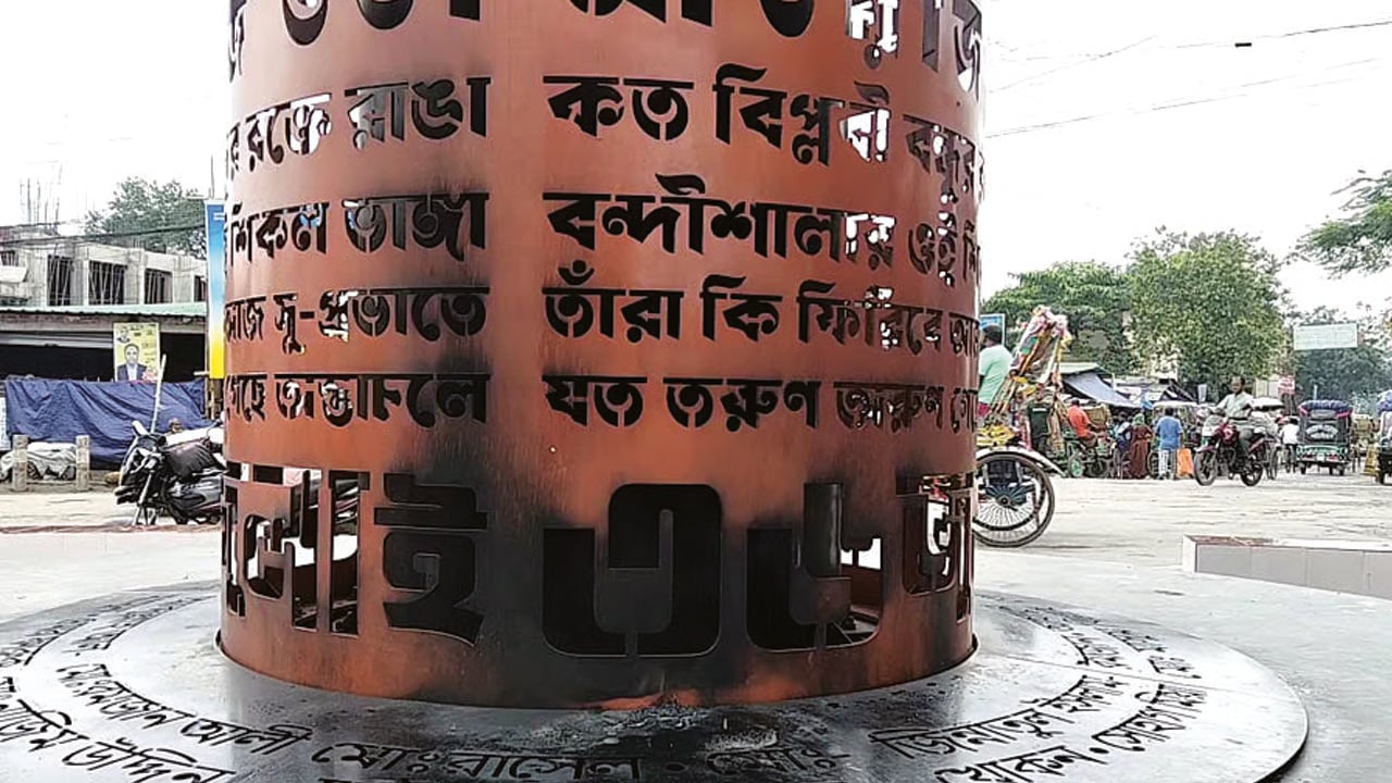নেত্রকোনা ‘জুলাই স্মৃতিস্তম্ভে’ আগুন, তদন্তে পুলিশ
