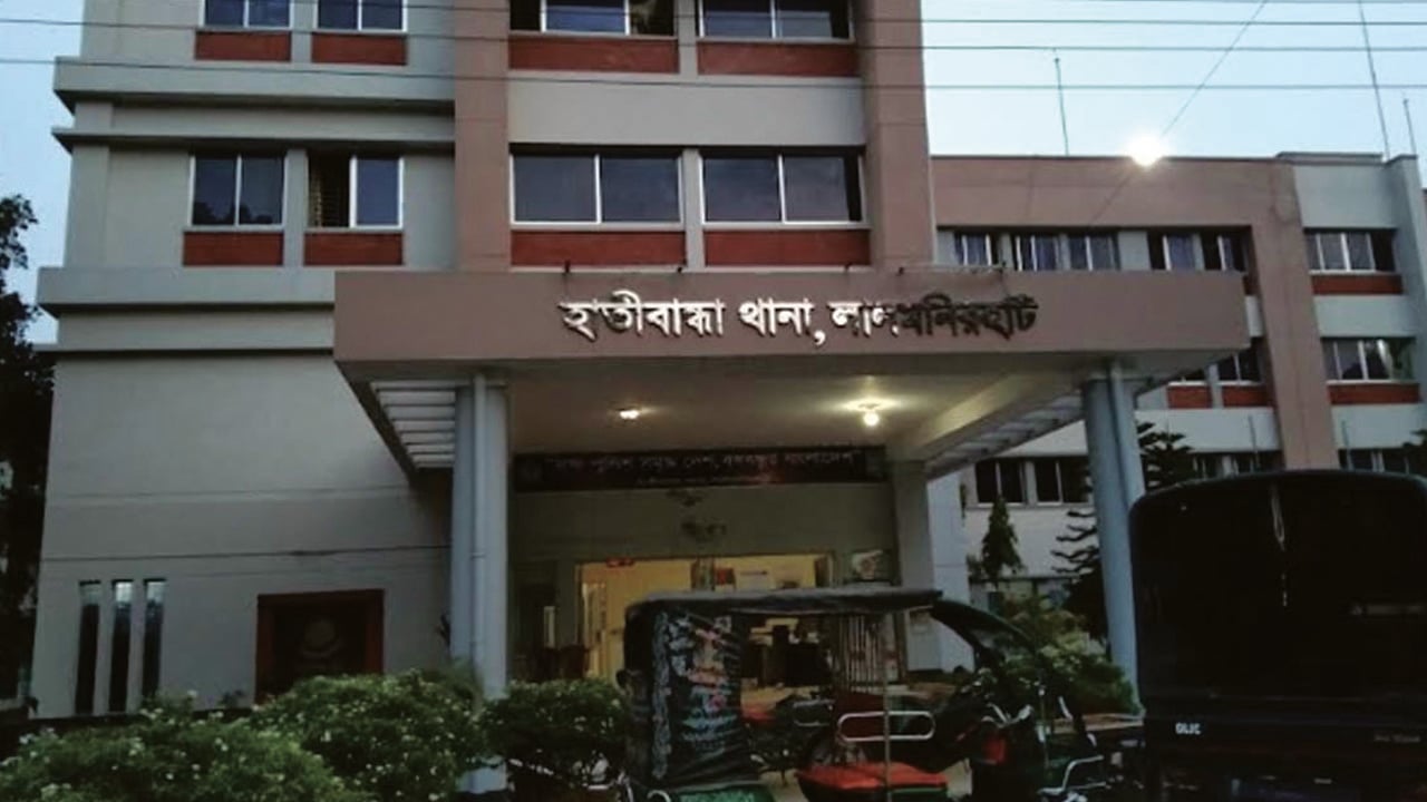 আসামির দায়ের কোপে ২ পুলিশ কর্মকর্তা আহত