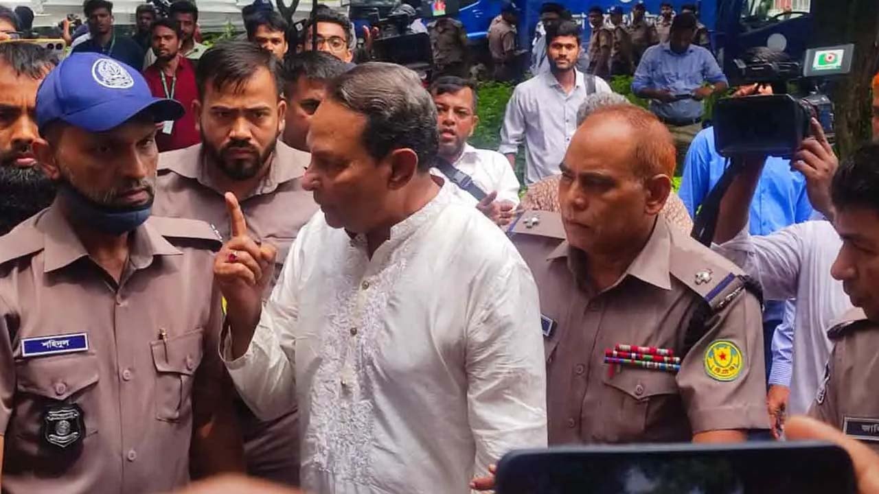 ‘হাত ধরবেন না’, পুলিশকে শাসালেন ইনু