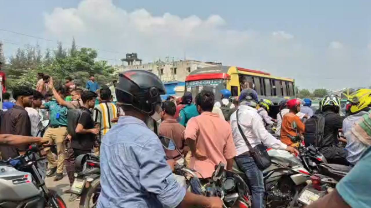 মোহাম্মদপুরে অটোরিকশা চালকদের সড়ক অবরোধ