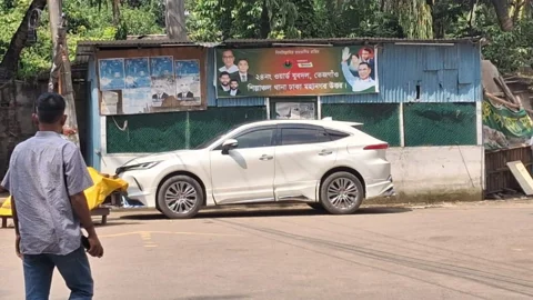 রাজধানীর তেজগাঁওয়ে ফুটপাত-রাস্তা দখল করে যুবদলের ওয়ার্ড কার্যালয়