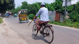 এক পায়ে সাইকেল চালিয়ে ৪০ বছর ধরে শিক্ষকতা