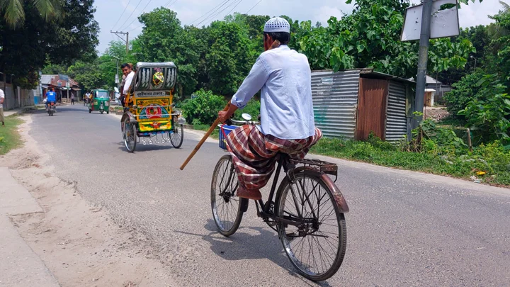 এক পায়ে সাইকেল চালিয়ে ৪০ বছর ধরে শিক্ষকতা