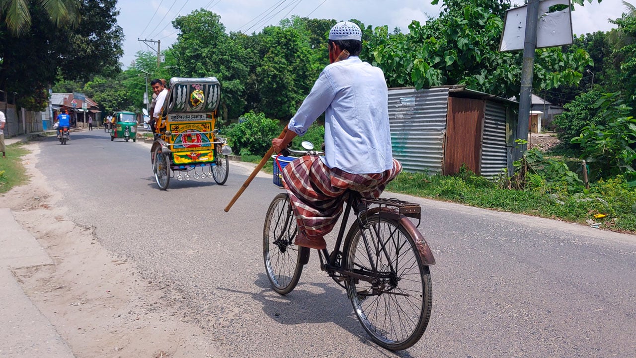 এক পায়ে সাইকেল চালিয়ে ৪০ বছর ধরে শিক্ষকতা