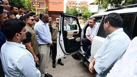 আজিমপুর সরকারি কোয়ার্টারে অপরিচ্ছন্নতায় ক্ষুব্ধ প্রধানমন্ত্রী