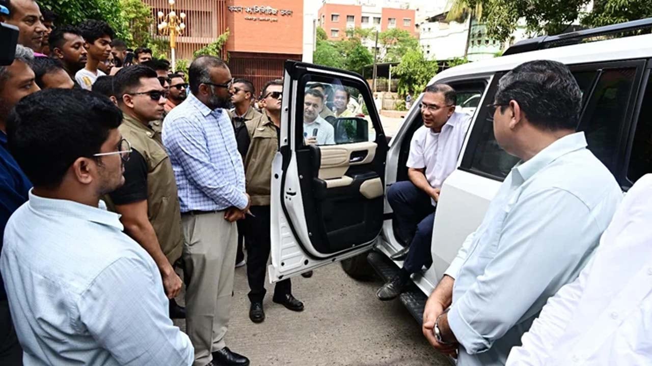 আজিমপুর সরকারি কোয়ার্টারে অপরিচ্ছন্নতায় ক্ষুব্ধ প্রধানমন্ত্রী