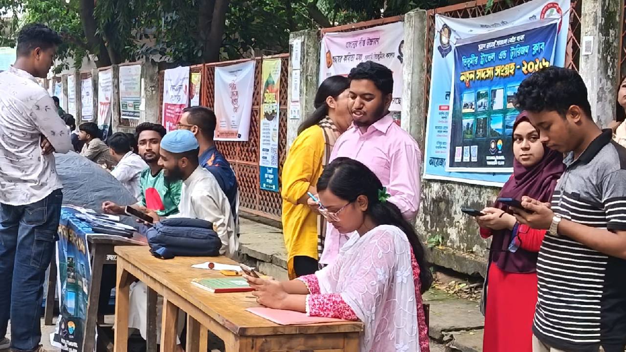 বিভিন্ন সংগঠনের বুথে চলছে নবীন সদস্য সংগ্রহ। ছবি: সিজেডএন টোয়েন্টিফোর