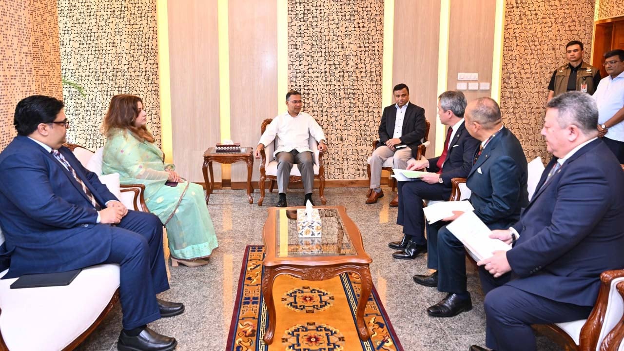 প্রধানমন্ত্রী তারেক রহমানের সঙ্গে সচিবালয়ে সৌজন্য সাক্ষাৎ করে মারুবেনি কর্পোরেশনের প্রতিনিধি দল