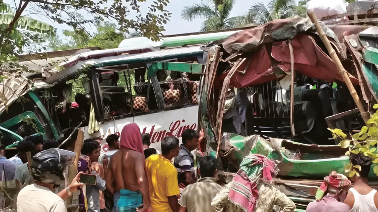 কুষ্টিয়ায় দুই বাসের মুখোমুখি সংঘর্ষে নিহত ১