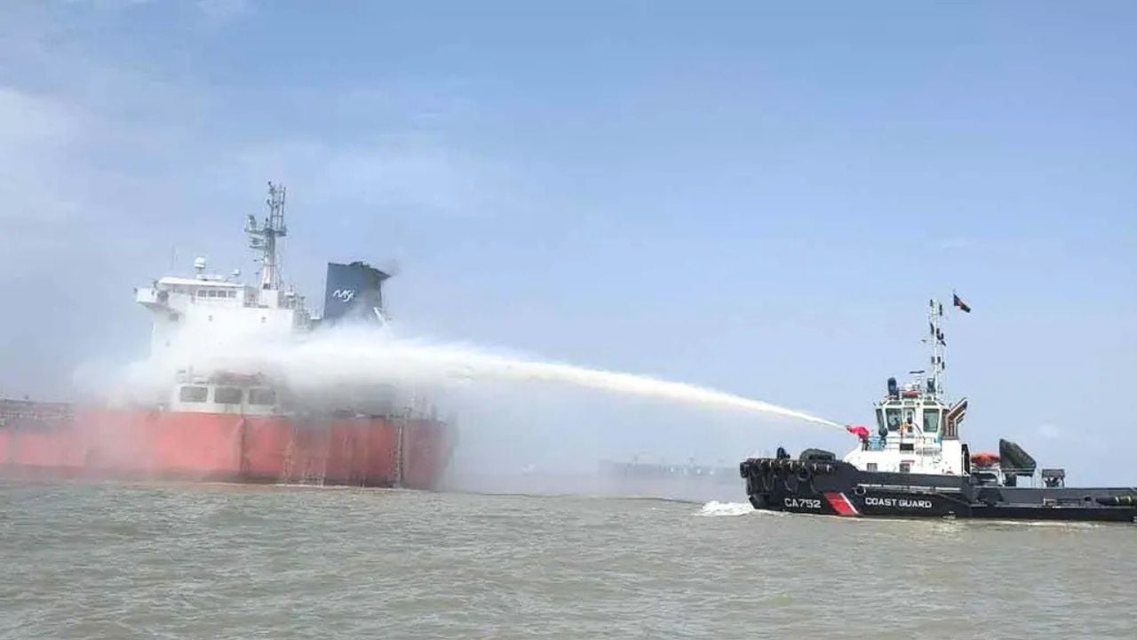 চট্টগ্রামে তেলবাহী জাহাজে আগুন, নিয়ন্ত্রণে কোস্ট গার্ড