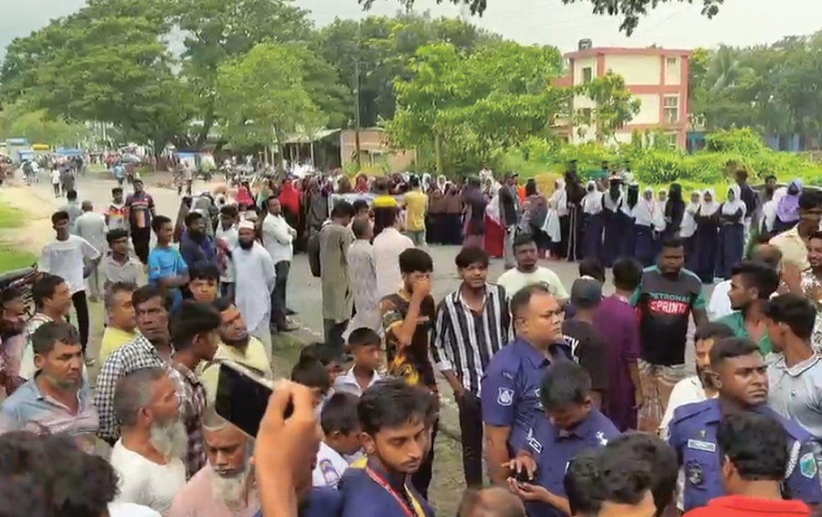 পাবনায় জোড়া খুন: আসামির ফাঁসির দাবিতে সড়ক অবরোধ