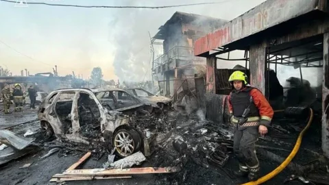 ইউক্রেনজুড়ে রাতভর রুশ ড্রোন ও ক্ষেপণাস্ত্র হামলা, নিহত ১১