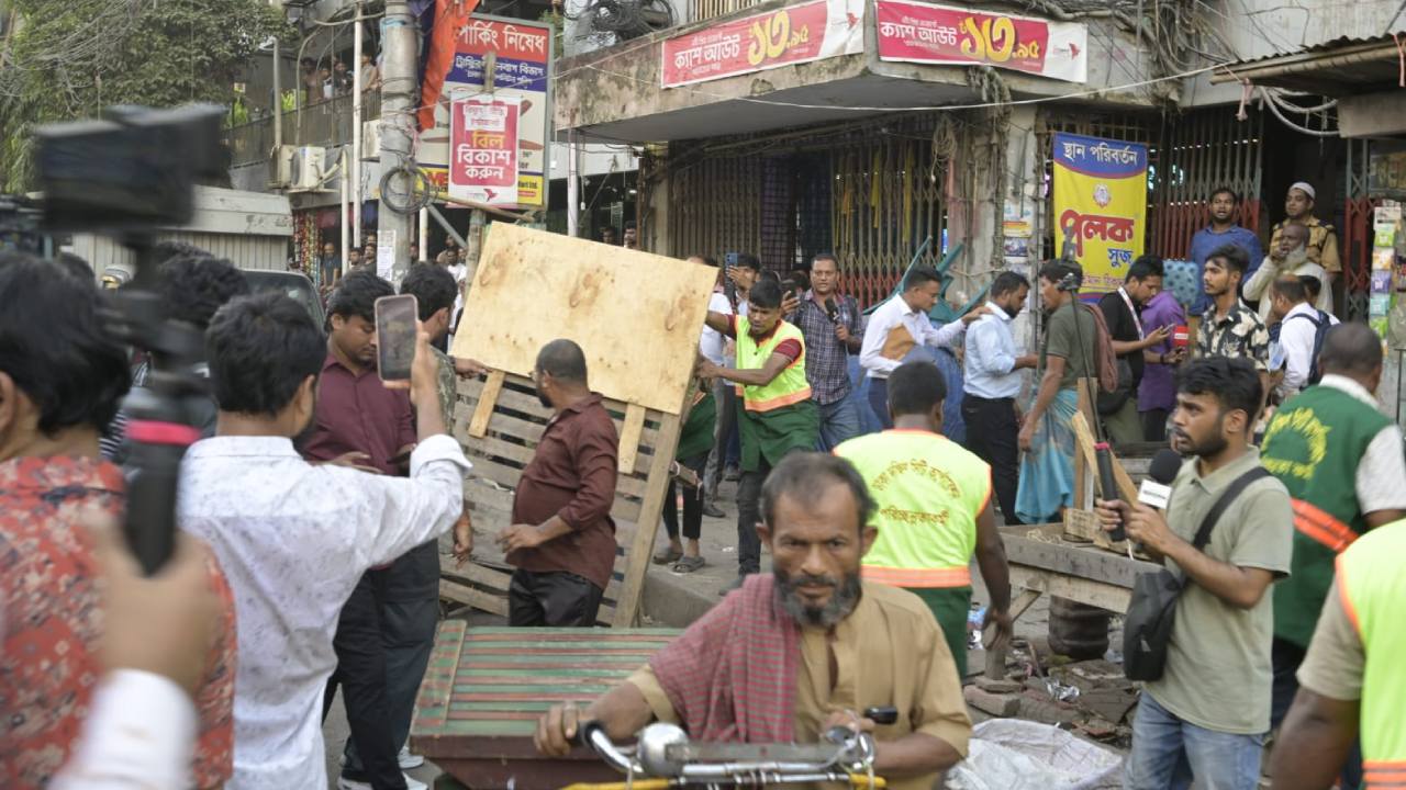 গুলিস্তানে ডিএসসিসির উচ্ছেদ অভিযান। ছবি: সিটিজেন জার্নাল