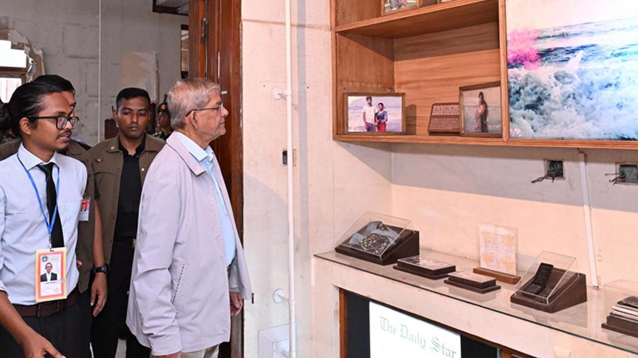 জুলাই গণঅভ্যুত্থান স্মৃতি জাদুঘরে রাষ্ট্রপতি মির্জা ফখরুল ইসলাম আলমগীর। ছবি: পিআইডি