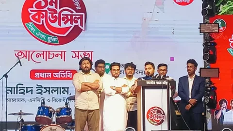 অগণতান্ত্রিক প্রক্রিয়ায় দেশ পরিচালনা করতে যাচ্ছে সরকার: নাহিদ ইসলাম