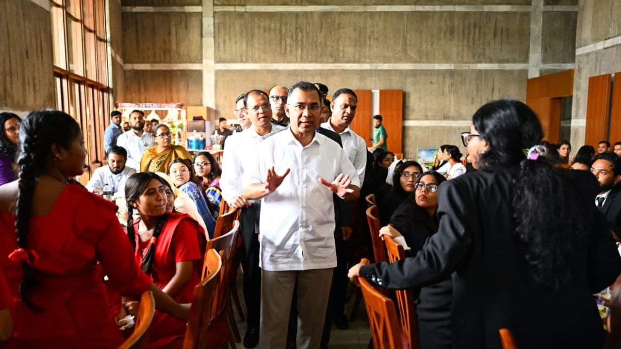 সংসদ ভবনে শিক্ষার্থীদের মধ্যাহ্নভোজ করালেন প্রধানমন্ত্রীর