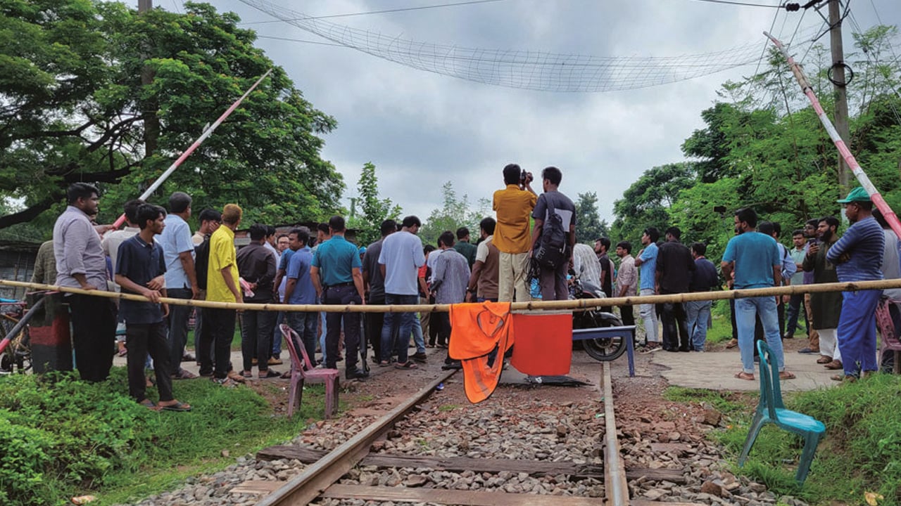 রাজশাহীতে ৮ ঘণ্টা রেলপথ অবরোধ: রাজস্ব ক্ষতি ৩৫ লাখ টাকা