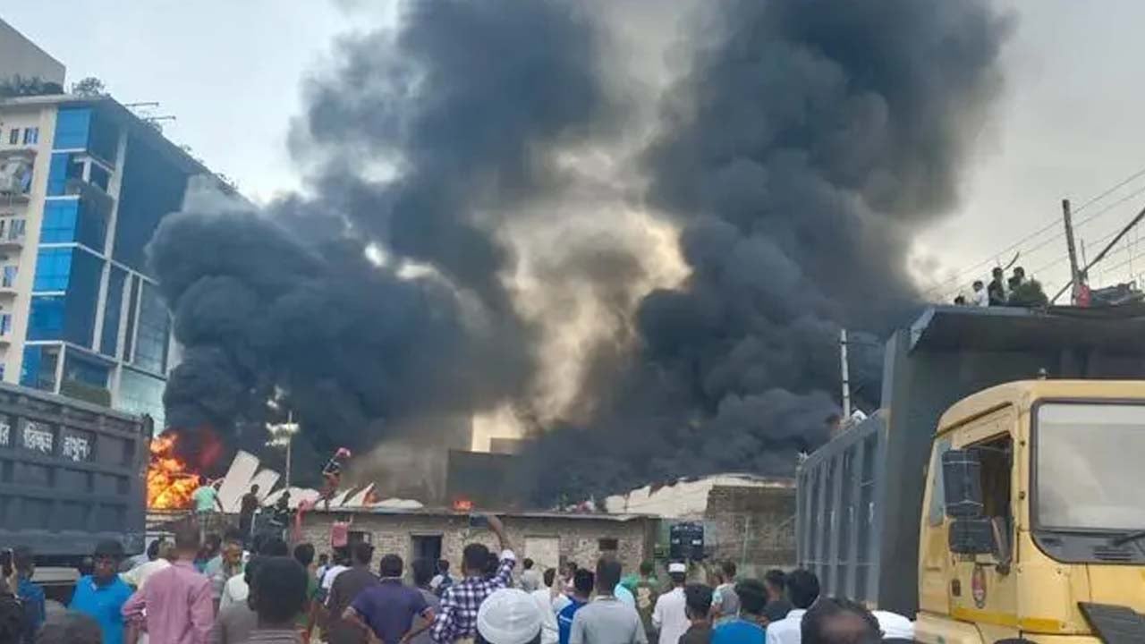 নারায়ণগঞ্জে কেমিকেল গোডাউনে আগুন