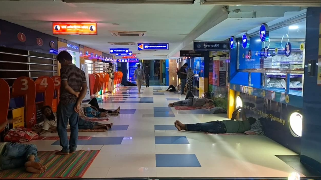 আদ্‌-দ্বীন হাসপাতালের নিচতলায় ফার্মেসির সামনে শুয়ে আছেন রোগীর স্বজনেরা। ছবি: সিটিজেন জার্নাল