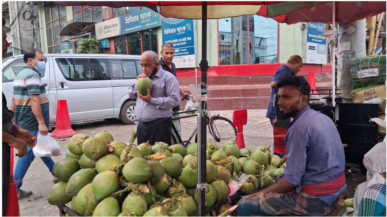 রাজধানীর কারওয়ান বাজারে সড়কের পাশের একটি দোকানে ডাব বিক্রি করা হচ্ছে। সম্প্রতি তোলা ছবি। সিজেডএন টোয়েন্টিফোর