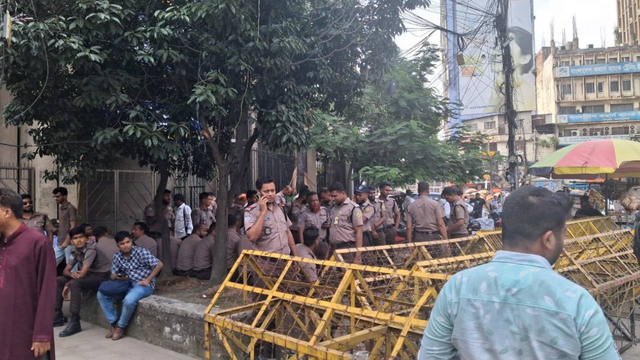 যুব উন্নয়ন অধিদপ্তর ঘেরাওয়ের ঘোষণা, মতিঝিলে সতর্ক অবস্থানে পুলিশ