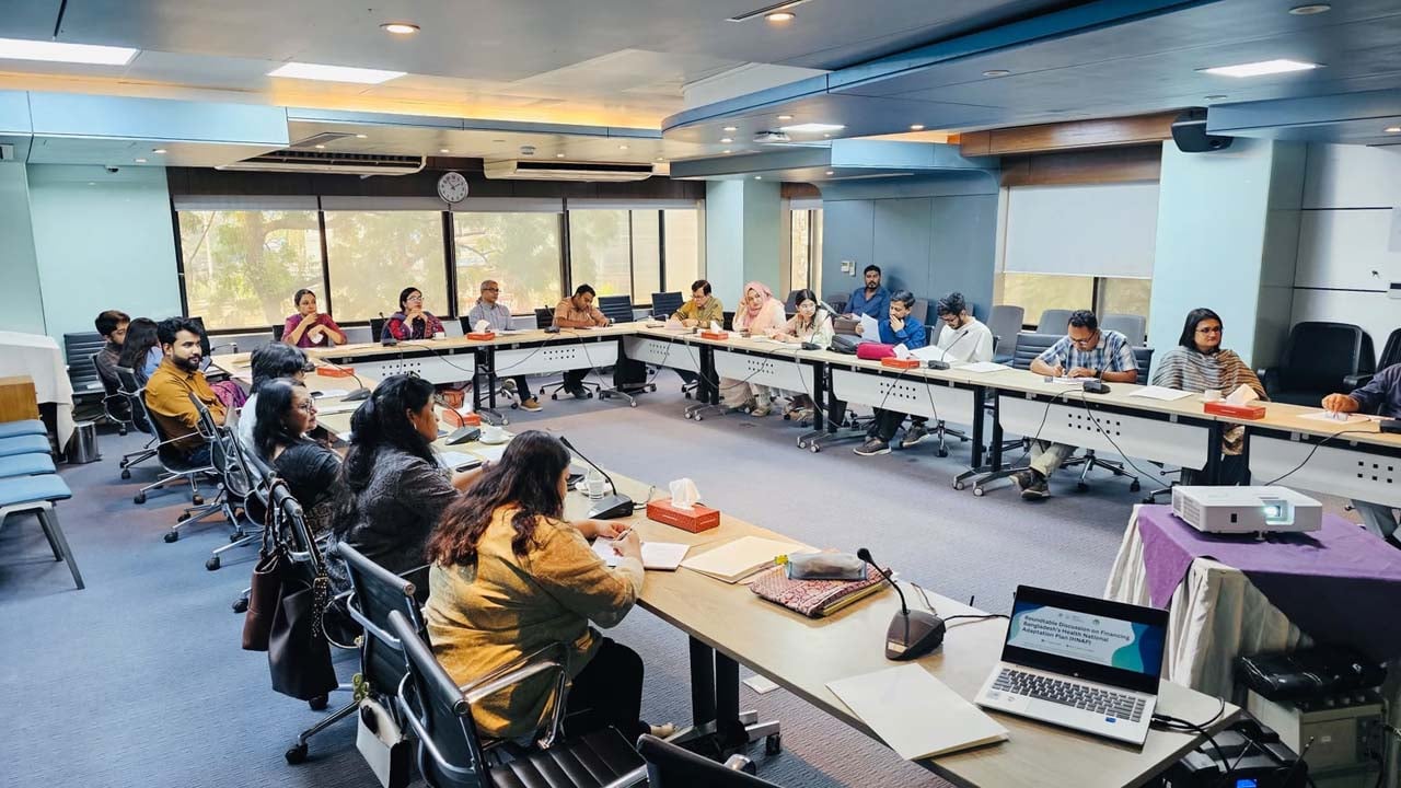 ব্র্যাক বিশ্ববিদ্যালয়ের সেন্টার ফর ক্লাইমেট চেঞ্জ অ্যান্ড এনভায়রনমেন্টাল রিসার্চের প্রতিবেদন প্রকাশ অনুষ্ঠানে অংশগ্রহণকারীরা