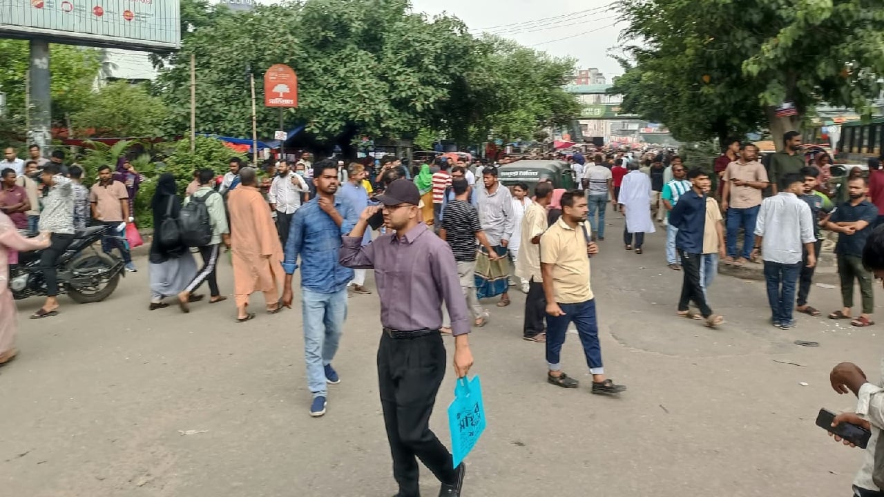 শেষ মুহূর্তে পরীক্ষা স্থগিতের ঘোষণায় ভোগান্তিতে পড়েন ঢাকার বাইরের জেলাগুলো থেকে আসা পরীক্ষার্থীরা। ছবি: সিজেডএন টোয়েন্টিফোর
