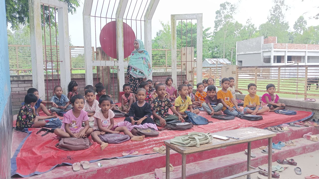 শ্রেণিকক্ষের অভাবে শহীদ মিনারে শিশুদের পাঠদান