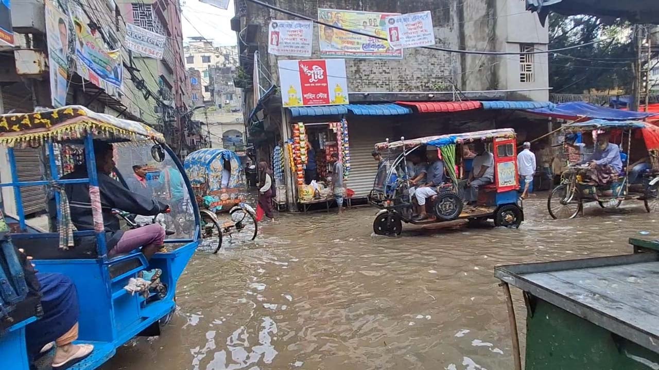 পুরান ঢাকার লক্ষ্মীবাজারের পাতলাখান লেন। ছবি: সিজেডএন টোয়েন্টিফোর