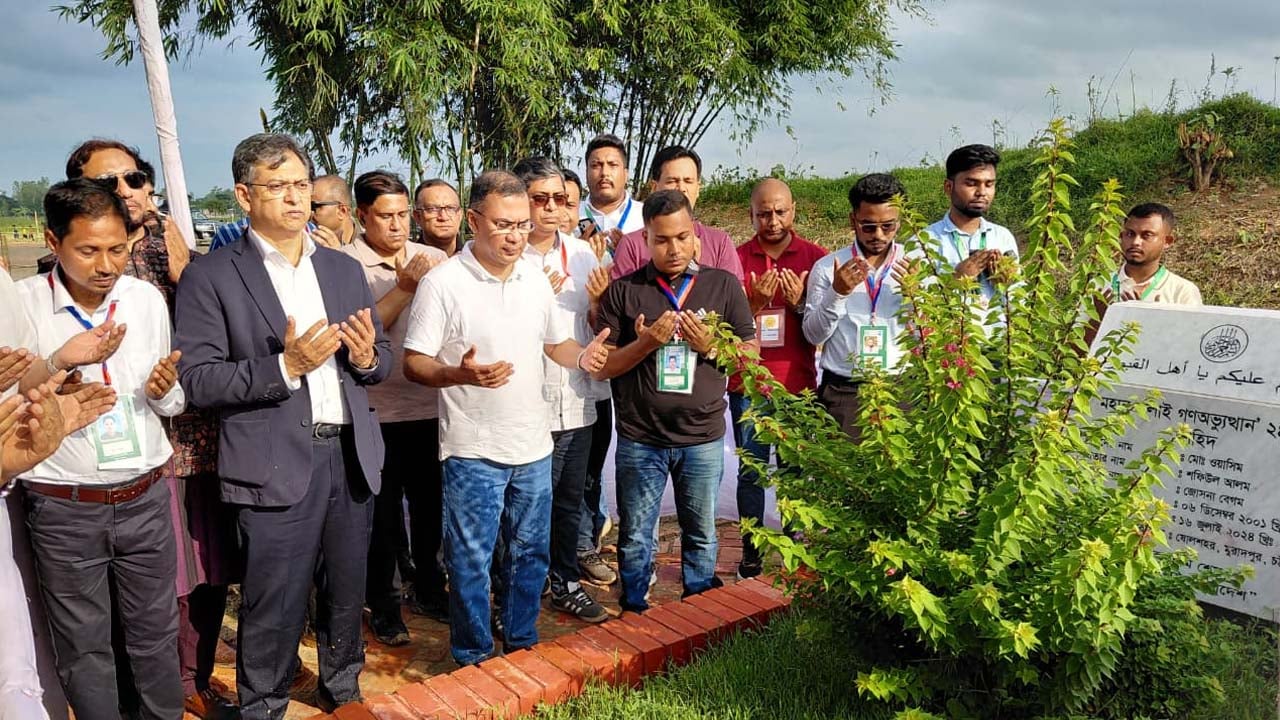 জুলাই গণঅভ্যুত্থানের শহীদ মোহাম্মদ ওয়াসিম আকরামের কবর জিয়ারত করেন প্রধানমন্ত্রী। পেকুয়া উপজেলায় মেহেরনামা বাজারপাড়ায়