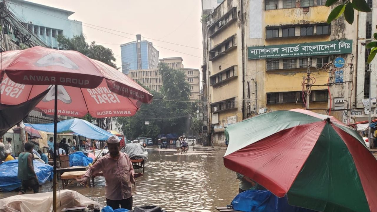 ভোগান্তিতে পথচারী ও ফুটপাতের ব্যবসায়ীরা