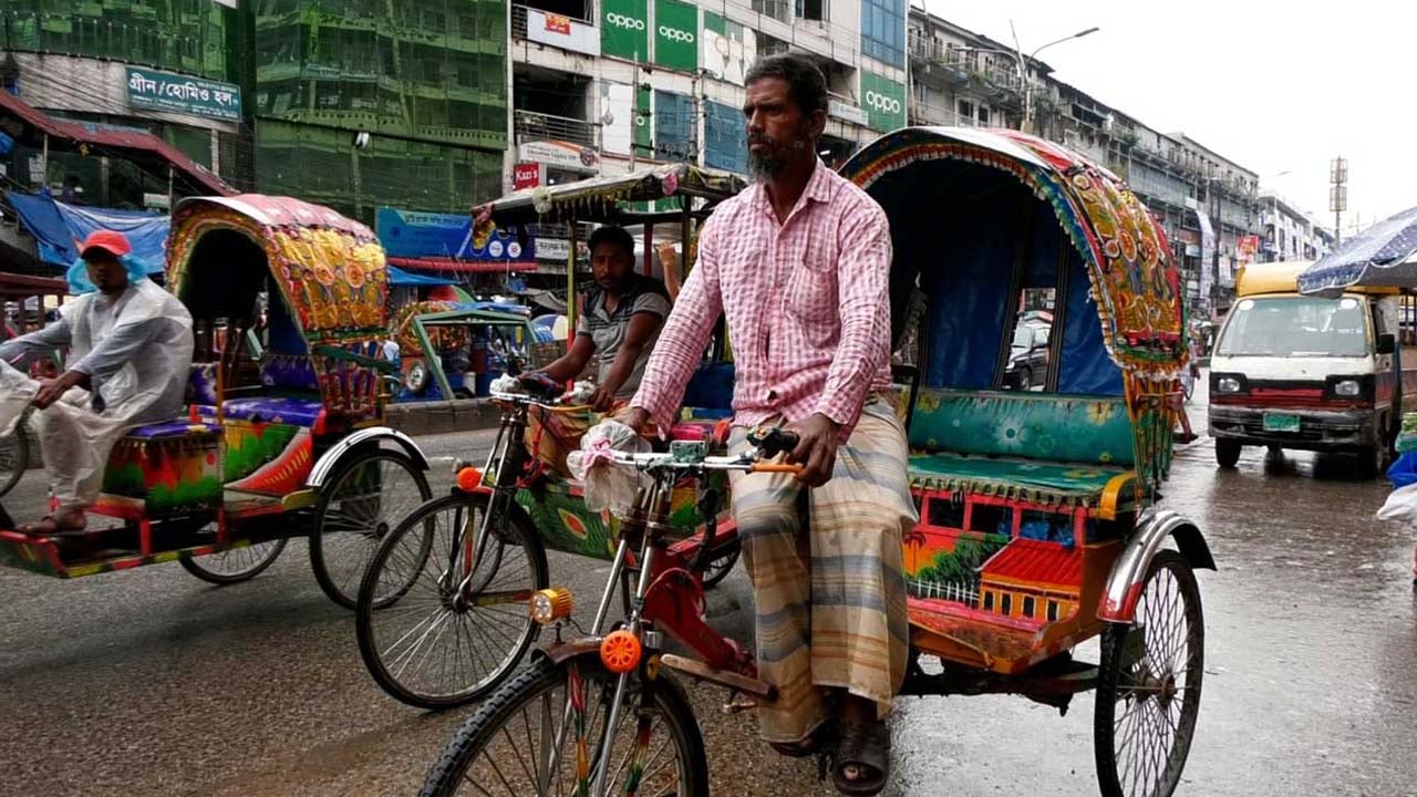 সিগন্যালে বেপরোয়া নম্বর প্লেটহীন রিকশা, সুফল মিলছে না এআই ক্যামেরার
