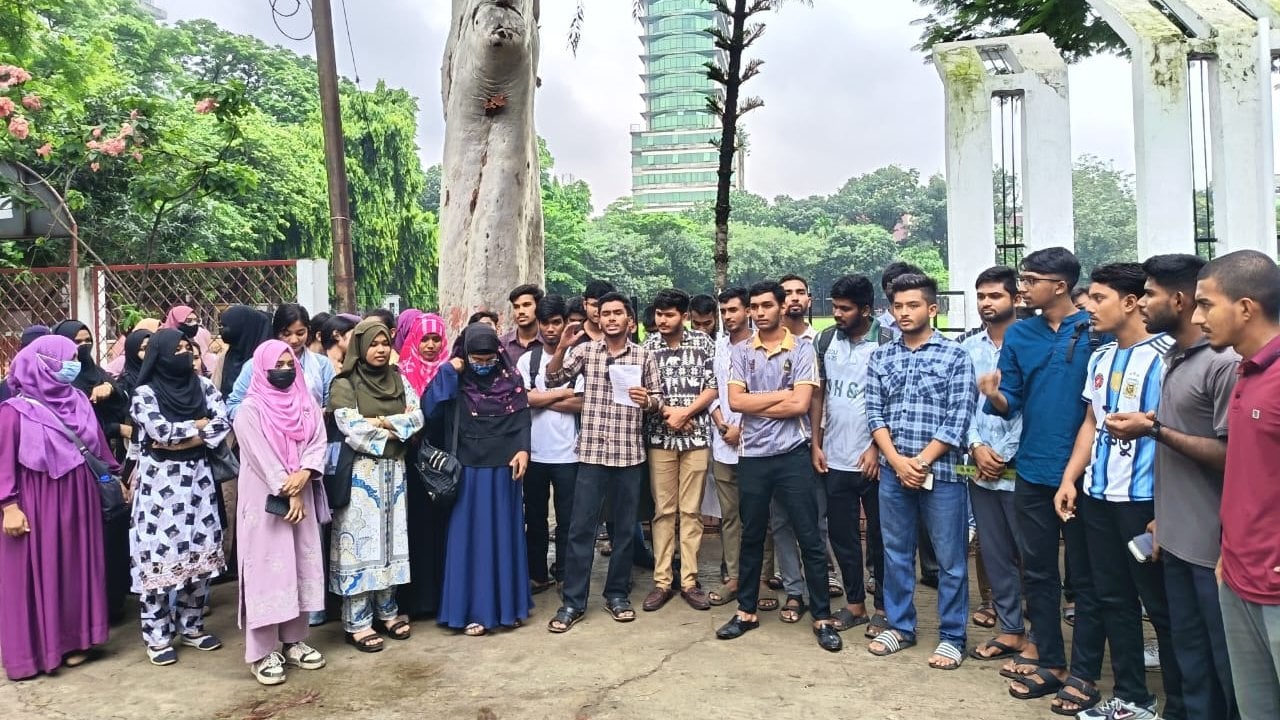 প্রশ্নপত্রে ‘ঢাকা সেন্ট্রাল ইউনিভার্সিটি’ না থাকায় পরীক্ষা বয়কট, বিক্ষোভ