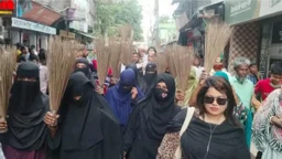 সংসদে রুমিন ফারহানার বক্তব্যের 
প্রতিবাদে বিএনপির ঝাড়ু মিছিল
