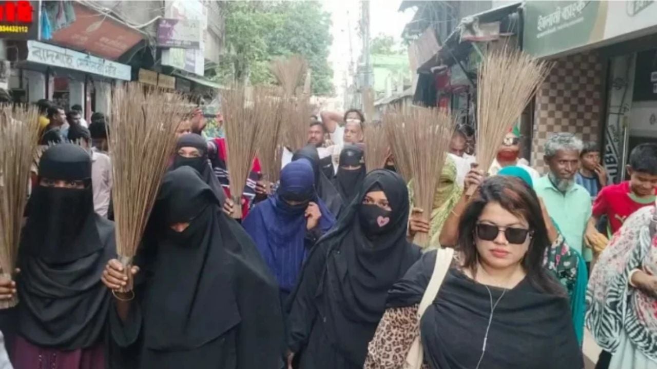 সংসদে রুমিন ফারহানার বক্তব্যের
প্রতিবাদে বিএনপির ঝাড়ু মিছিল