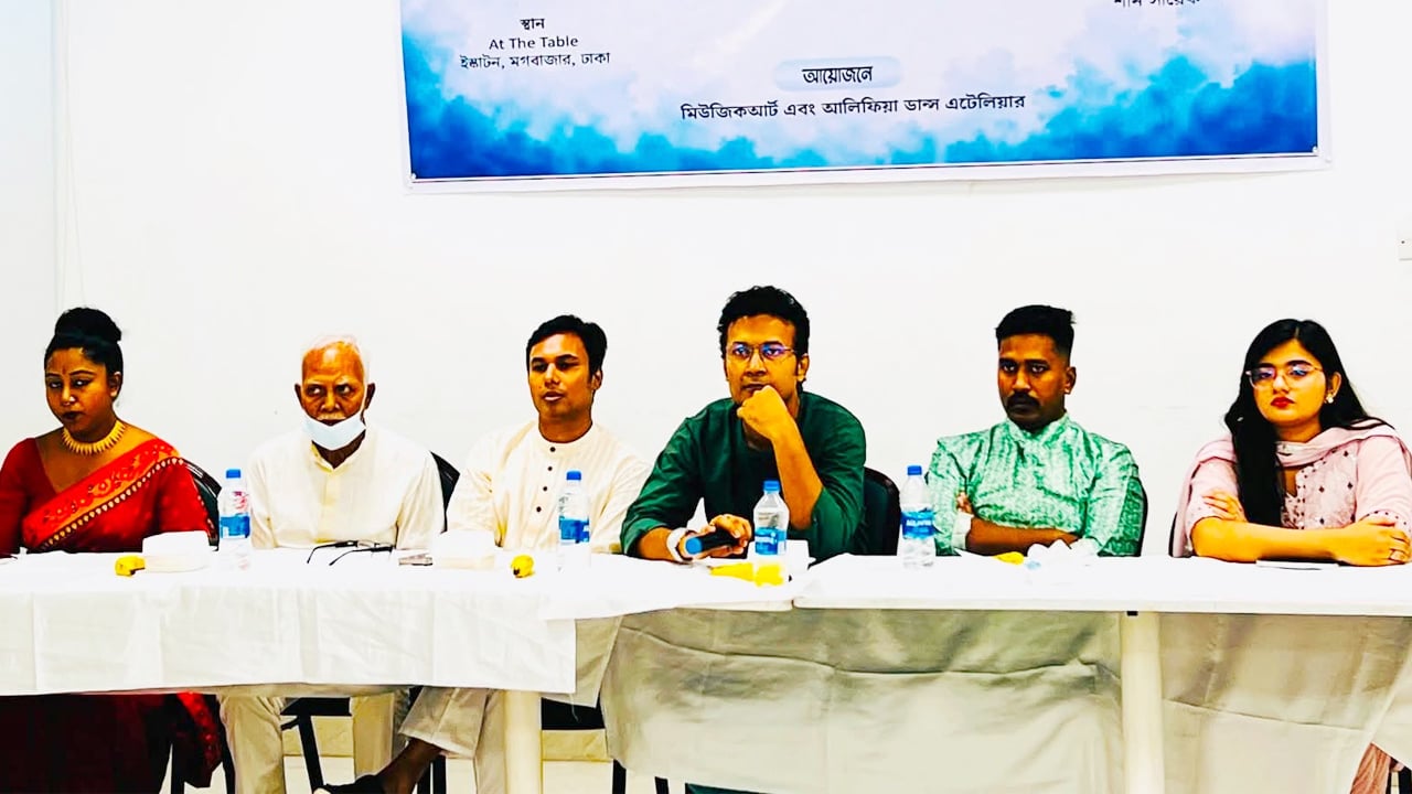 ‘বাদলা স্মৃতি’ অ্যালবাম প্রকাশনা অনুষ্ঠানে আয়োজকরা