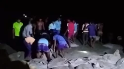ঘূর্ণিঝড়ের সতর্কবার্তার মধ্যে সাতক্ষীরায় বেড়িবাঁধে ভাঙন, রাতভর চলে মেরামতের চেষ্টা